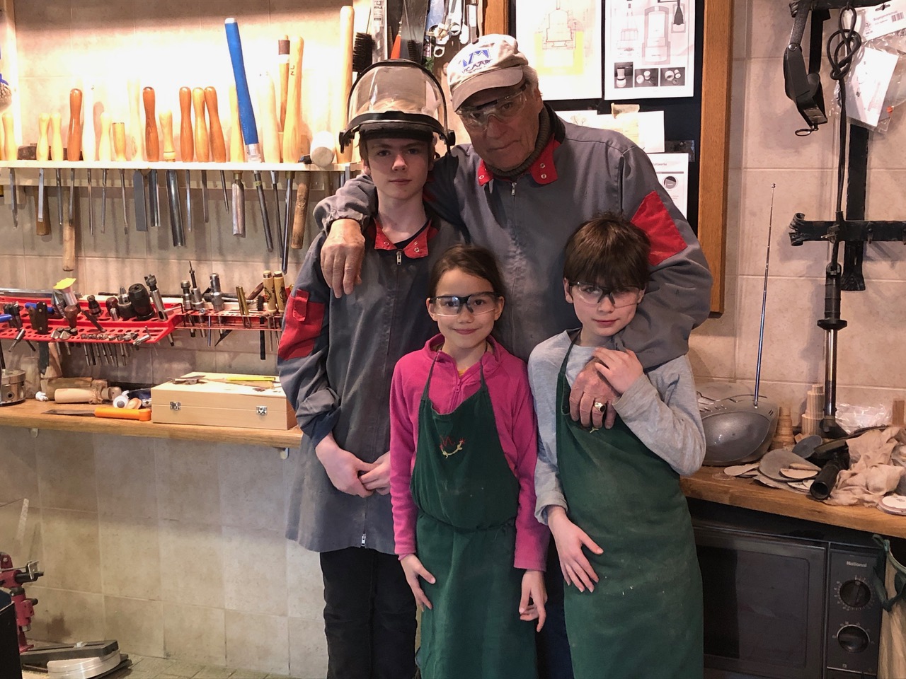 "Drechsel-Opa Niko" mit Liam, Linea und Charles