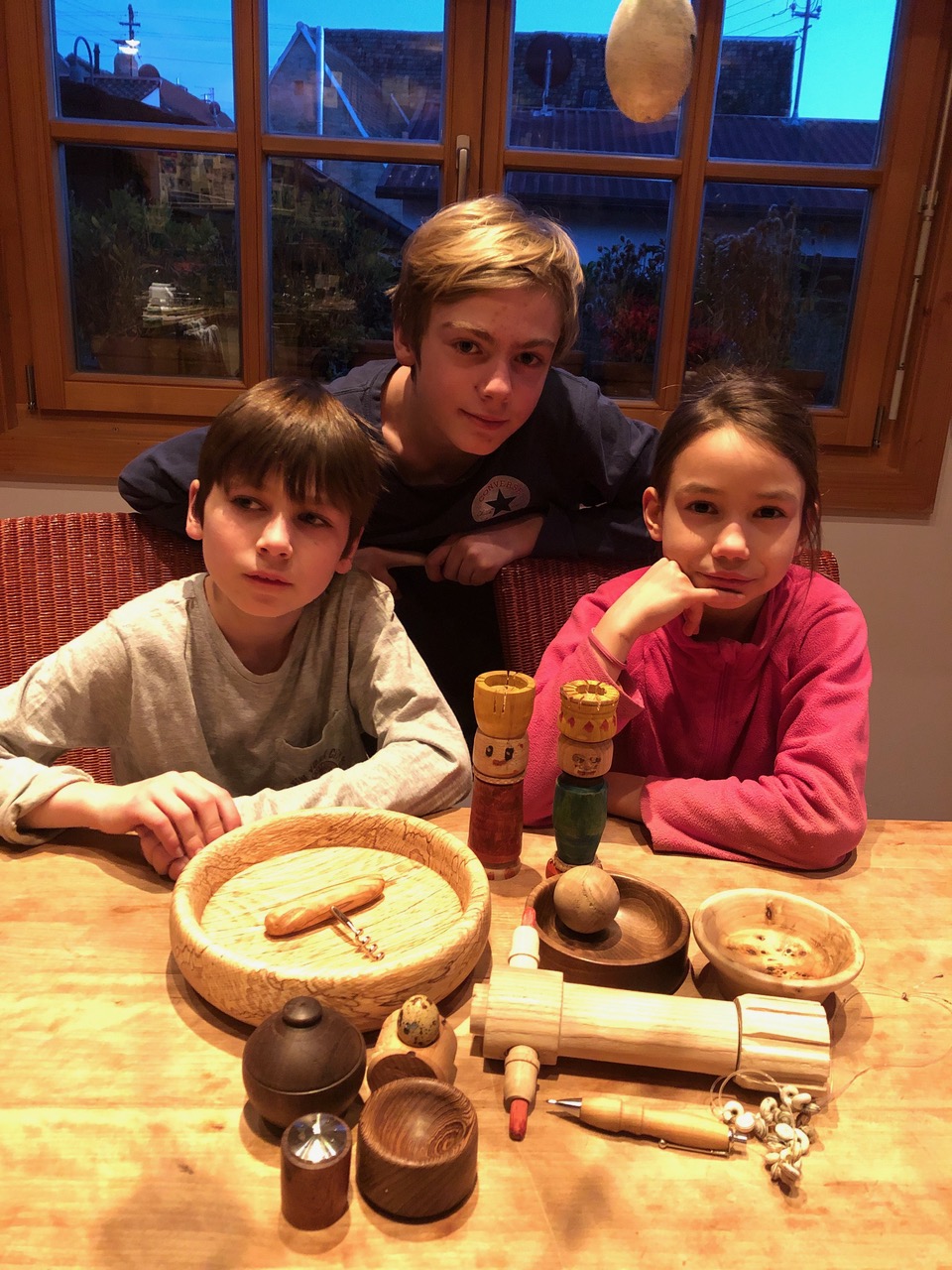 "Drechsel-Opa Niko" mit Liam, Linea und Charles