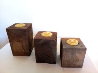 Leuchtertrio, 3 St. Nussbaumklötze in unterschiedlichen Höhen, Oberseite gebürstet u. 46mm gebohrt